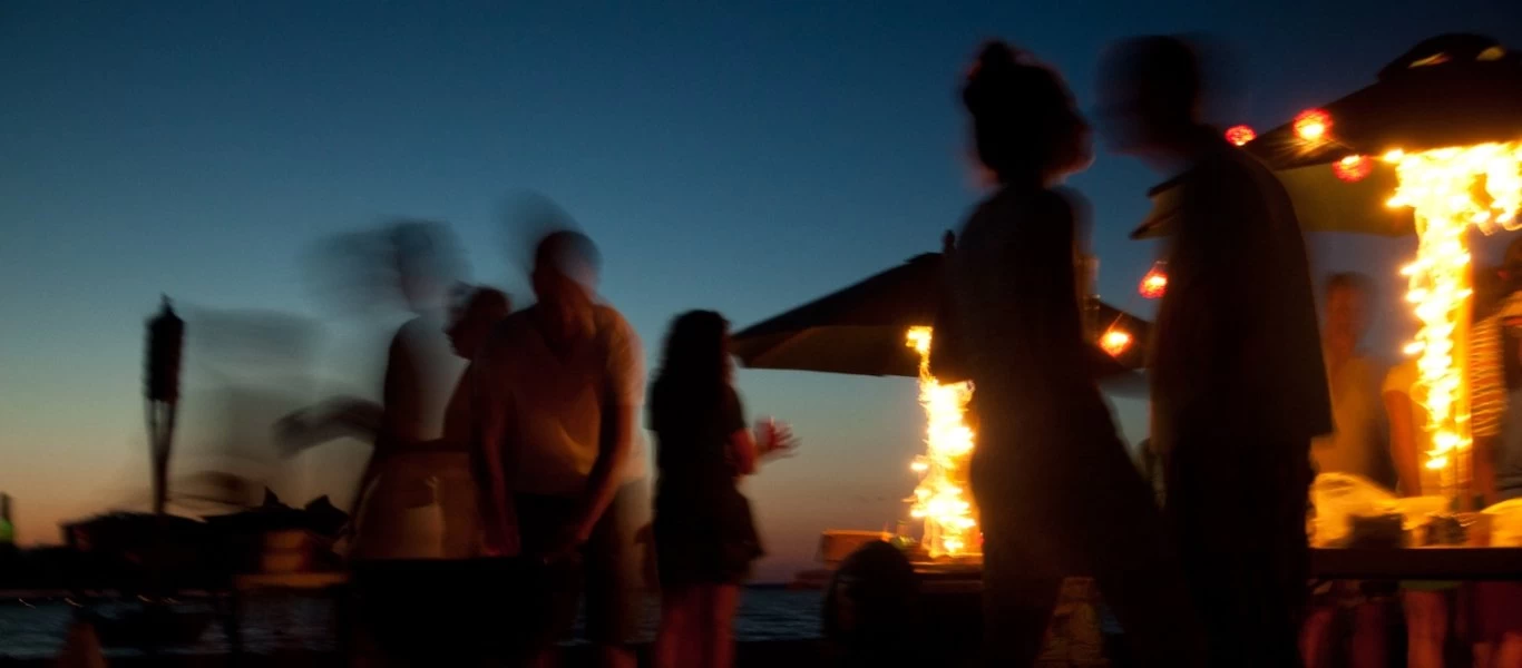 Ρόδος: Συνελήφθησαν ένας Αμερικανός και ένας Γερμανός επειδή έστησαν πάρτι σε παραλία